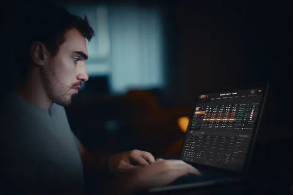 Uma mulher alegre em roupas tradicionais usando seu smartphone durante um momento festivo, mostrando como o app 63V se encaixa facilmente no dia a dia.