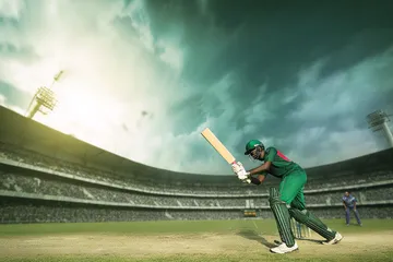 Uma mulher elegante ao lado de máquinas caça-níqueis vibrantes exibindo setes brilhantes, mostrando a variedade de slots no 63V.