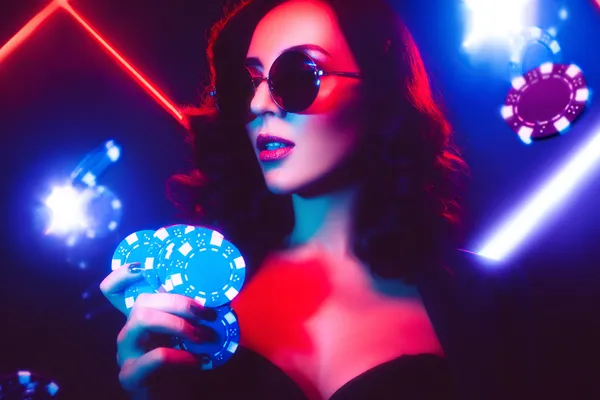 Um jogador usando seu smartphone durante um evento festivo local, representando o cassino totalmente compatível com dispositivos móveis do 63V.