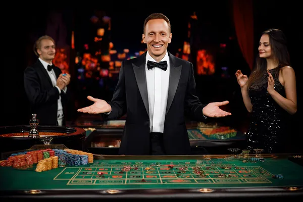 Um laptop brilhando com uma tela de login em um ambiente minimalista, simbolizando o sistema de acesso protegido do 63V.