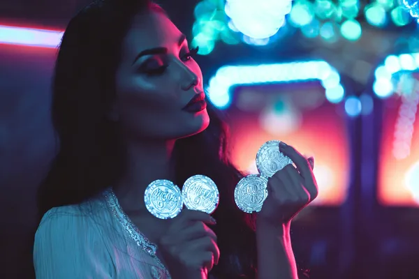 Uma pessoa usando seu dispositivo em um fundo com tema de cassino, ilustrando o processo de retorno suave ao 63V.